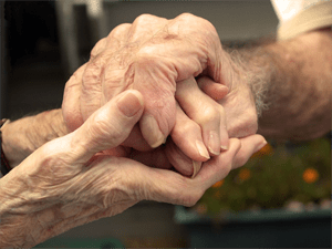 elder_couple_holding_hands