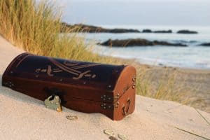 pirate-treasure-chest-on-beach-gold-coins